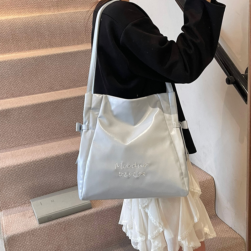 Casual, simple and large-capacity bucket bag for women, new Spring/Summer 2025, stylish underarm bag, fashionable and trendy single-shoulder bag Application Scenario