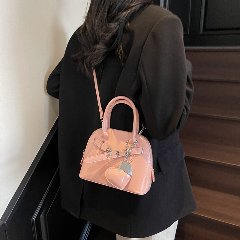 A trendy and stylish hand-held bowling bag for women, 2025 new Korean style fashionable shell bag, a super popular single-shoulder crossbody bag details Picture