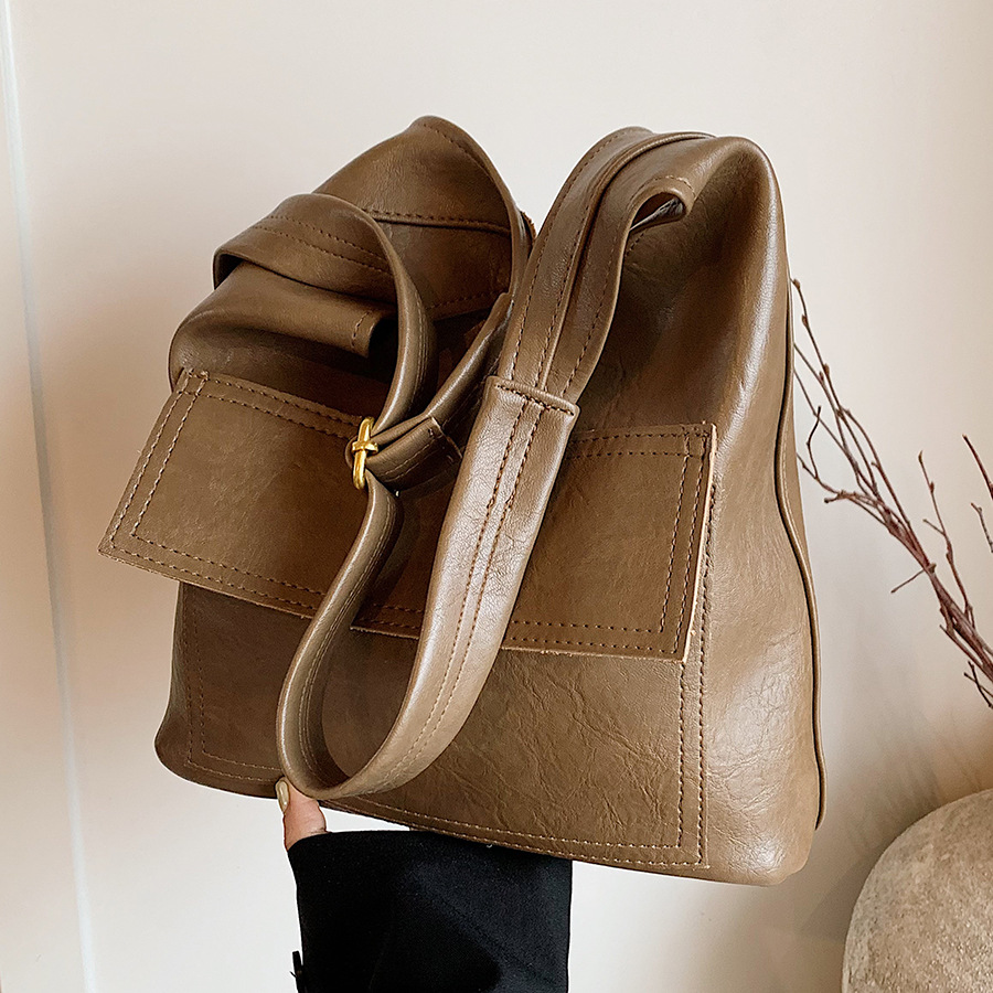 Korean-style simple soft leather single-shoulder bag, large capacity, versatile for commuting, bucket bag, tote bag, underarm bag for students in class, girls full figure
