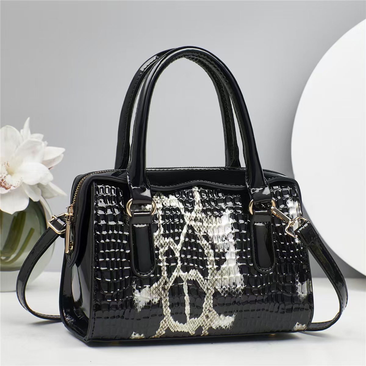 The 2025 new crocodile-patterned Boston pillow bag is a large-capacity handbag and a versatile single-shoulder crossbody bag for women Specification drawing