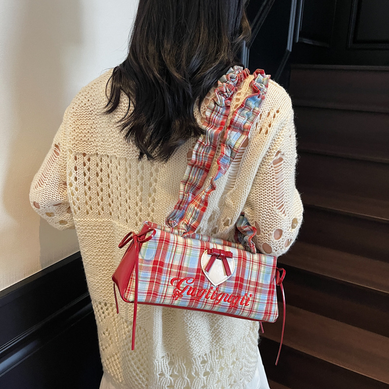 Korean sweet bow underarm bag, hand-held women's bag, 2025 summer new baguette bag, casual single-shoulder bag Application Scenario