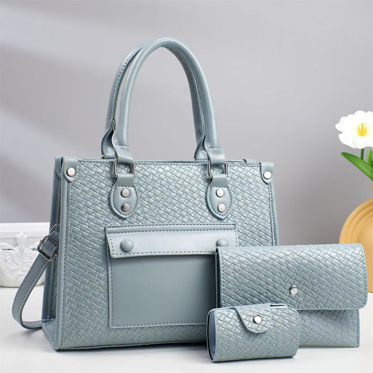 A new single-shoulder, stylish and versatile letter bag for women's daily commuting in 2025, featuring a large capacity for foreign trade details Picture