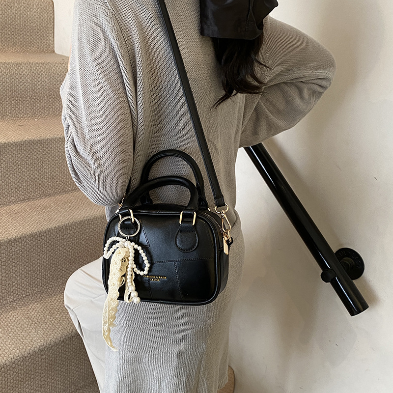 A niche and simple hand-held pillow bag for women, 2025 new Korean style, trendy and fashionable single-shoulder bag, versatile and simple crossbody bag details Picture