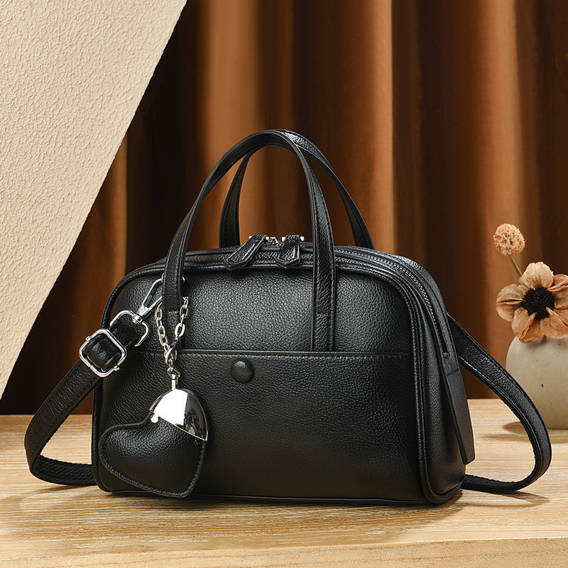 Boston Bag, a niche design with a sense of high-end luxury, is a new Spring/Summer 2025 underarm bowling tote bag for women details Picture