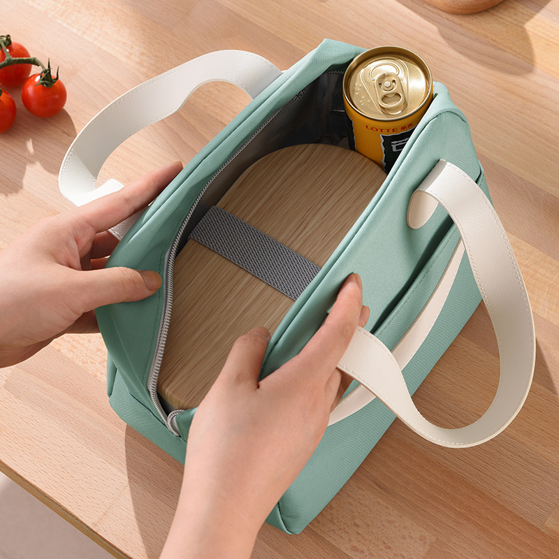 Runhui bags are portable, cute and smiling bento bags, insulated bags for bringing meals to work, student lunch bags and hand-held ice packs Application Scenario