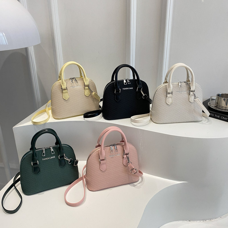 2025 Summer Fashion, high-end texture, hand-held shell bag, retro crocodile pattern, versatile and trendy single-shoulder crossbody bag Application Scenario