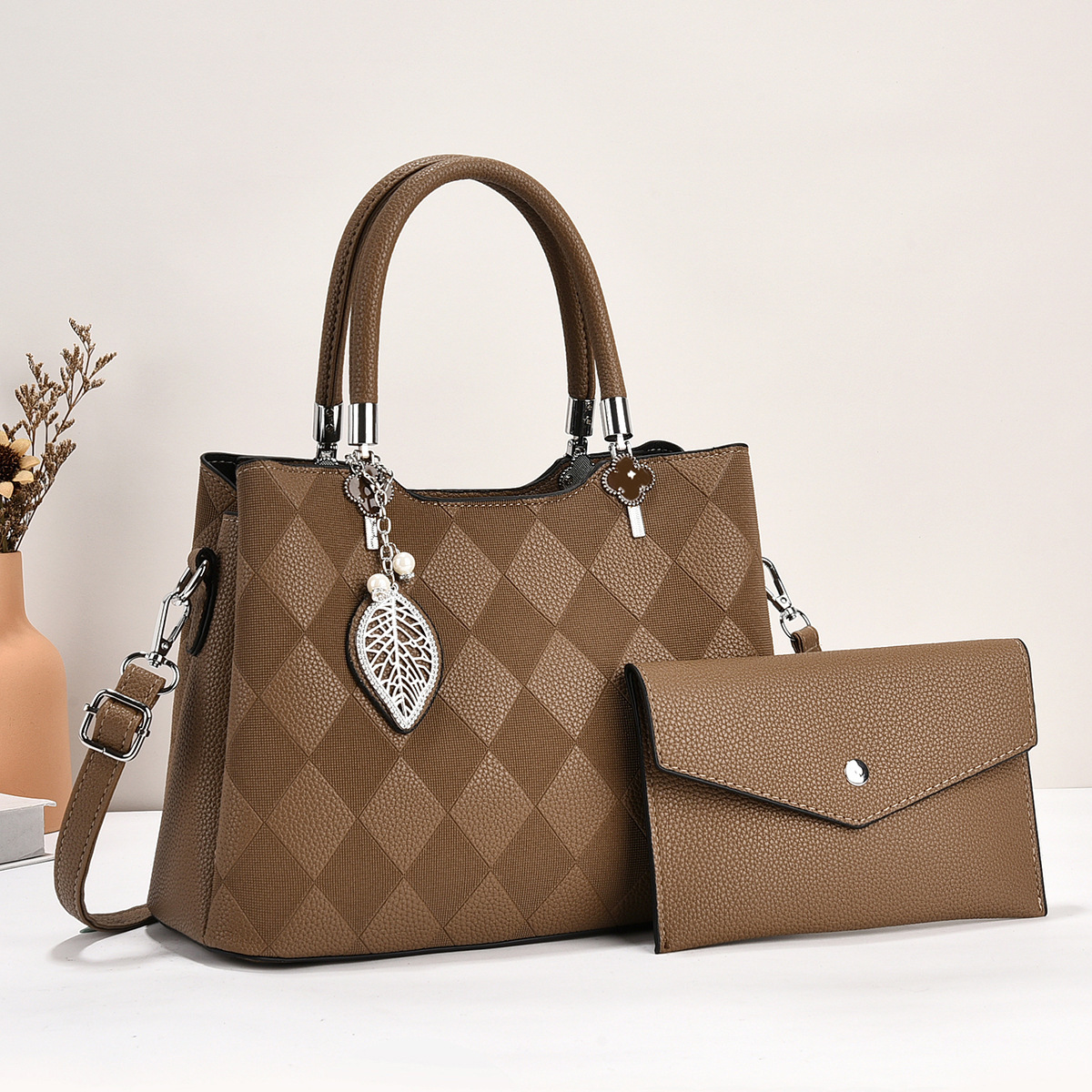 Women's single-shoulder crossbody bag, new women's bag, women's manufacturer, foreign trade fashionable and versatile mother-and-child bag Application Scenario