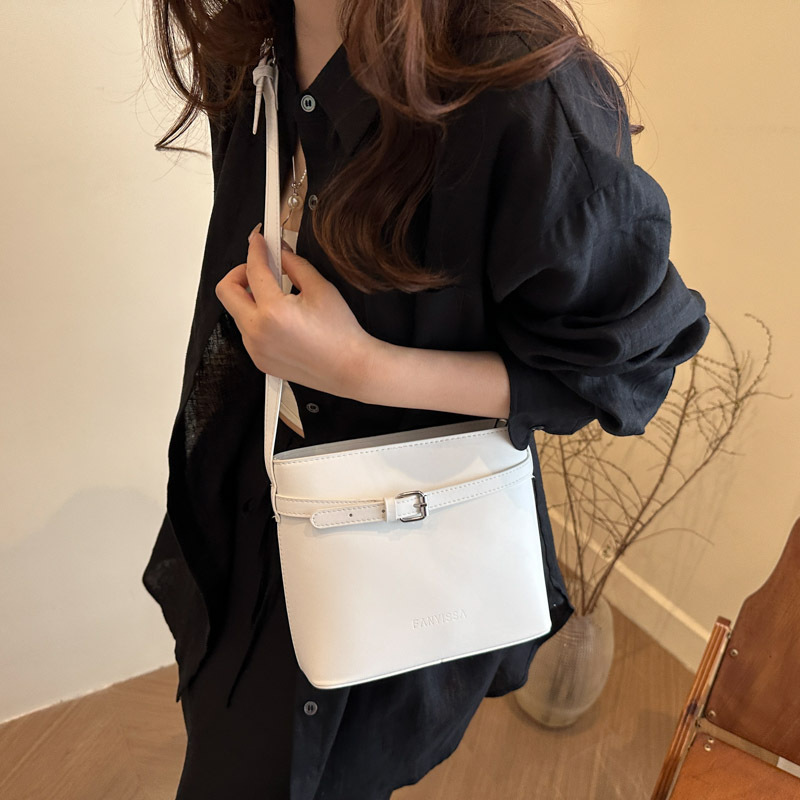 The fashionable dopamine-colored simple lychee pattern bucket bag is versatile, with a casual and niche design. It's a crossbody bag details Picture