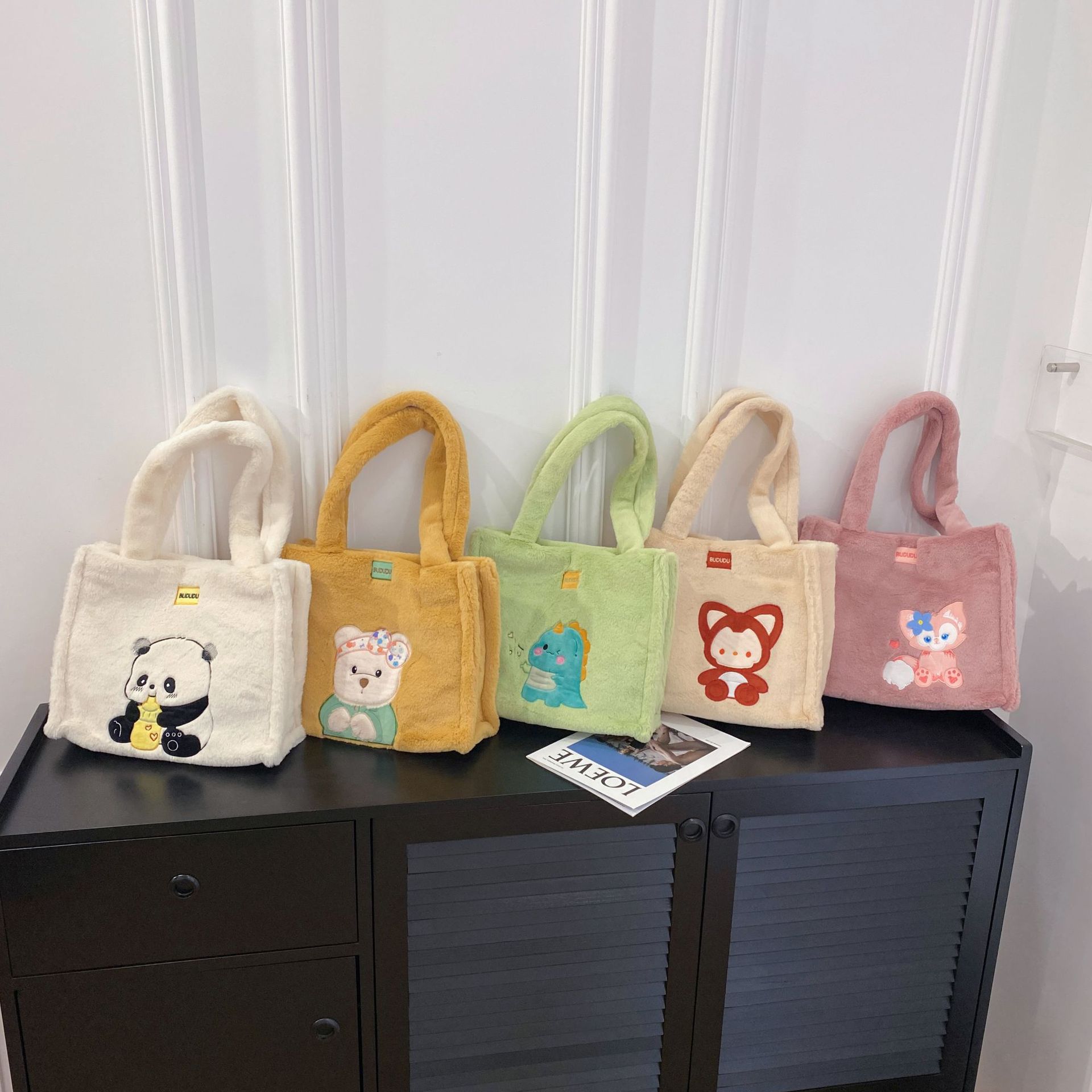 New autumn and winter plush cartoon doll single-shoulder bag, large-capacity tote bag, Kulomi Strawberry Bear single-shoulder storage bag full figure