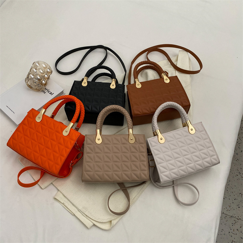 A simple and fashionable women's bag for winter 2022, a trendy and high-quality crossbody small square bag, a casual single-shoulder handbag Application Scenario
