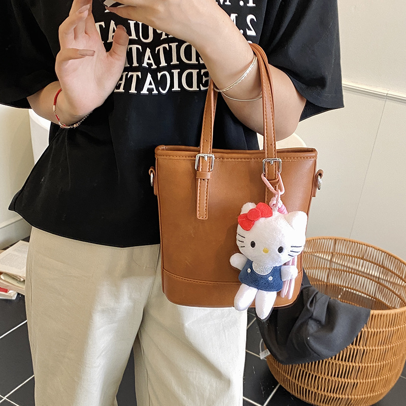 The 2025 new niche design hand-held bucket bag is a fashionable and versatile commuter single-shoulder bag with a solid color and a stylish crossbody bag details Picture