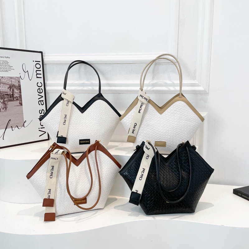 Large-capacity women's 2025 new retro style woven pattern single-shoulder underarm bag, fashionable and high-quality commuter tote bag full figure