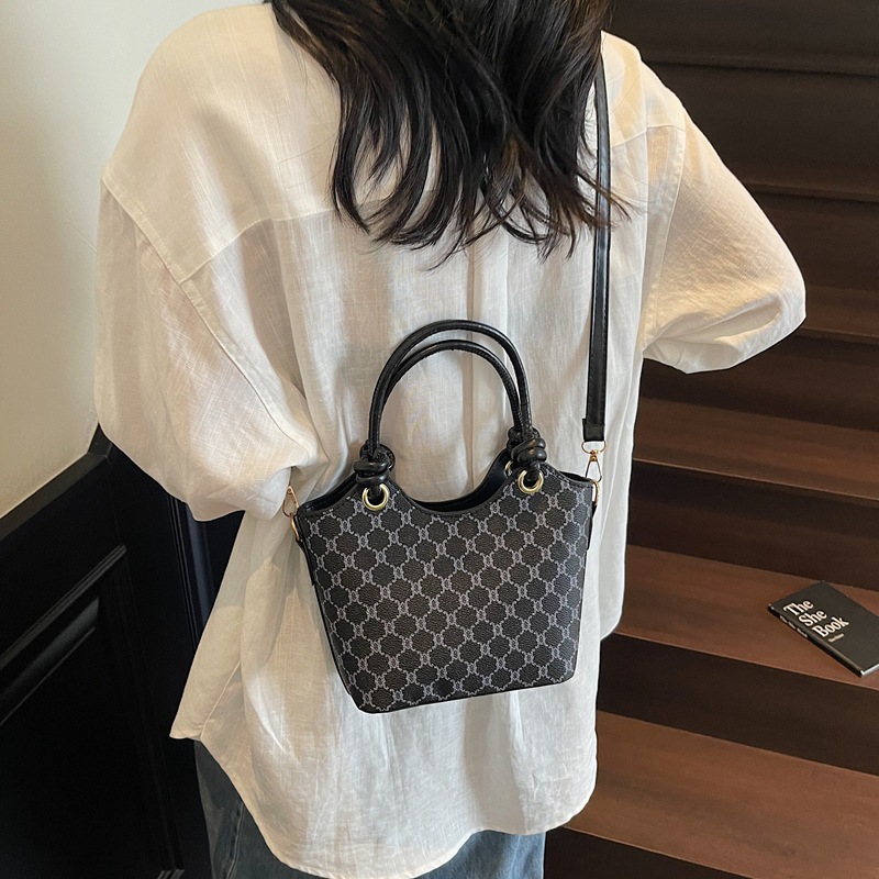 European and American single-shoulder bag, crossbody bag, 2025 new style, trendy and versatile bucket bag, French retro underarm women's bag details Picture