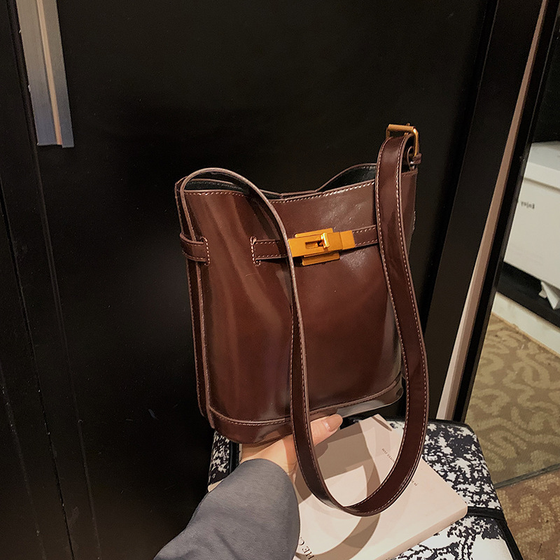 High-end quality small bag for women, 2025 new retro and trendy versatile crossbody bag, single-shoulder armpit bag, casual bucket bag details Picture