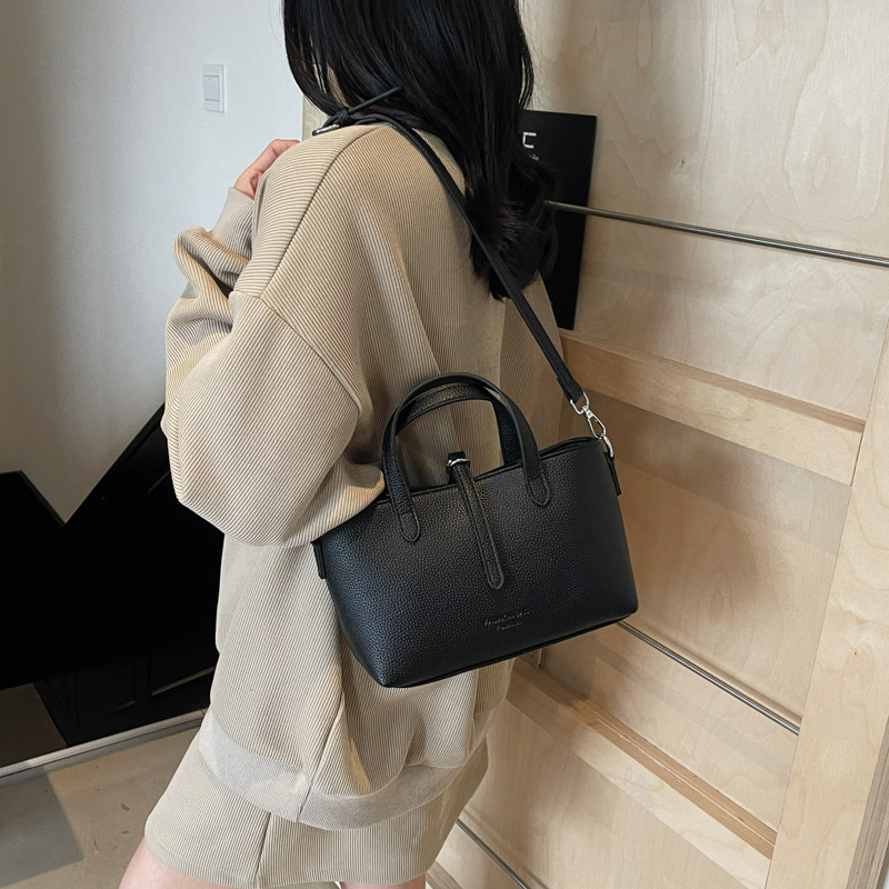 High-end texture lychee pattern large-capacity handbag, a new retro and fashionable commuting single-shoulder crossbody bag for women in 2025 Specification drawing