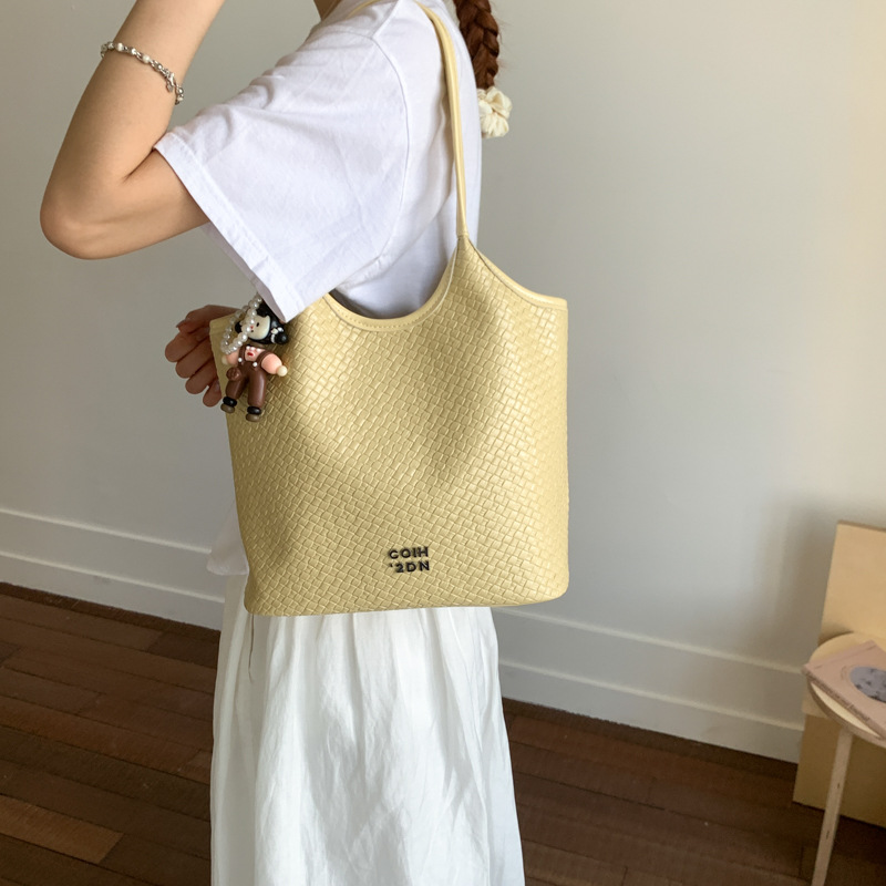 Korean version handbag, large-capacity tote bag, new solid-color bucket bag, fashionable single-shoulder bag, casual soft leather underarm bag Application Scenario