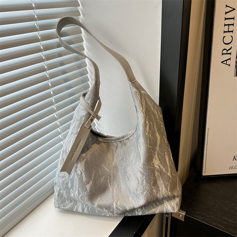 The new 2024 trendy, fashionable and simple underarm bag, large-capacity commuter bucket bag, casual and versatile, elegant single-shoulder bag full figure