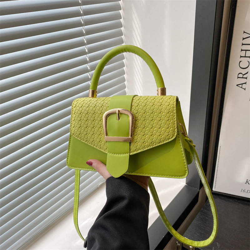 The new 2025 niche design small square bag is a simple and elegant large single-shoulder crossbody bag. It is a versatile and personalized commuting bag for women full figure