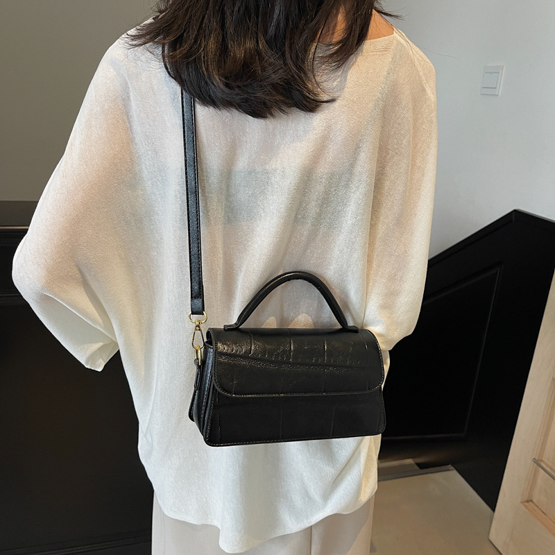 Retro small women's bag 2024 new winter fashion single-shoulder crossbody bag, high-end ladies' hand-held small square bag Application Scenario