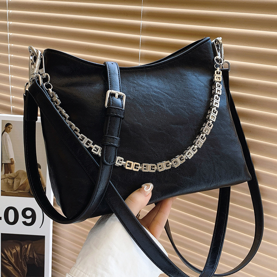 The 2024 new retro, fashionable and high-end casual small square bag for women's commuting to work, a Korean-style trendy women's bag full figure