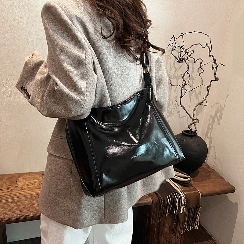 Fashionable shiny tote bag for women, 2025 new large-capacity, simple and casual shoulder bag, high-end and versatile underarm bag Application Scenario