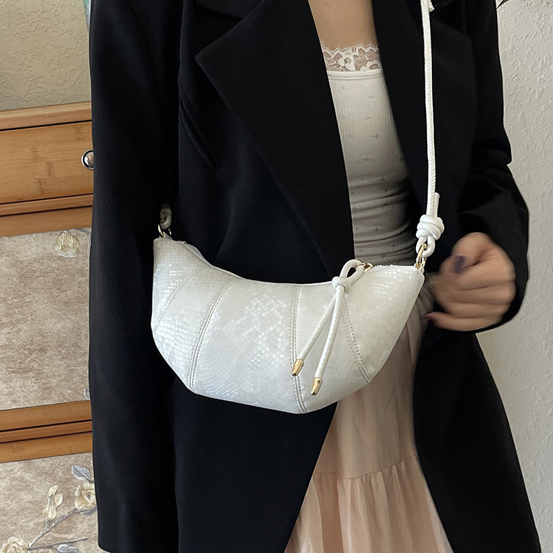 The Korean version of the niche design Crescent bag is a new Spring/Summer 2025 simple and retro croissant croissant and casual shoulder bag for women Application Scenario