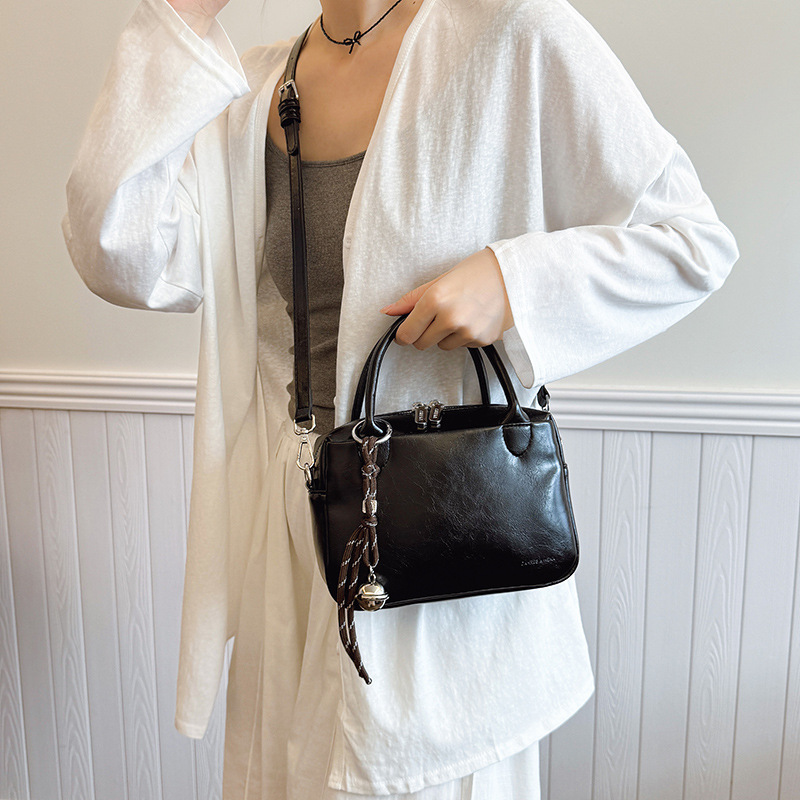 Korean retro hand-held small square bag for women 2025 new style, high-end soft leather, fashionable and versatile, single-shoulder crossbody pillow bag Specification drawing