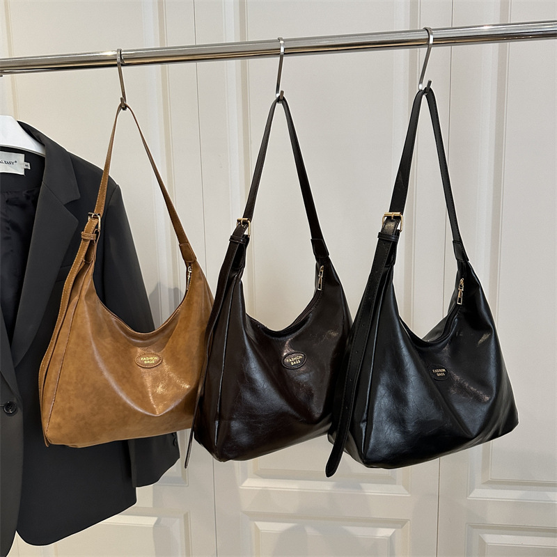 2025 Summer New Women's dumpling bag, high-end, simple and fashionable daily wear, casual tote bag, commuting bag Application Scenario