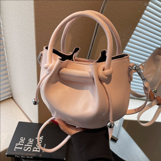 Korean style Instagram color-blocking fashion hand-held bucket bag for women 2025 new simple and versatile single-shoulder bag and crossbody bag full figure