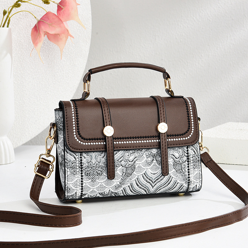 Retro Women's Bag 2025 New Style, French retro forest style, artistic and simple small bag, women's crossbody single-shoulder bag Application Scenario