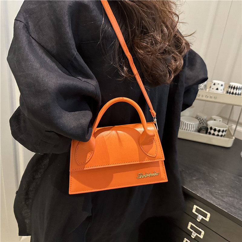 In the summer of 2025, a new and niche design single-shoulder bag for women is in vogue. This year, a small square crossbody bag for women is popular Specification drawing