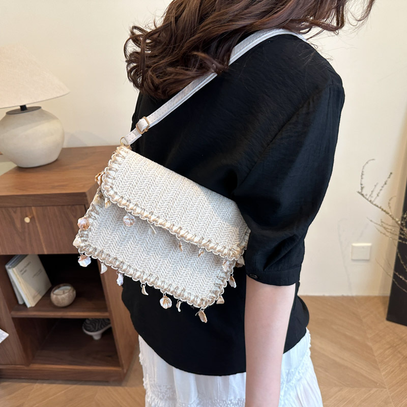 Bag Girl 2025 New style straw woven bag, elegant chain single-shoulder crossbody bag, personalized seaside vacation small square bag details Picture