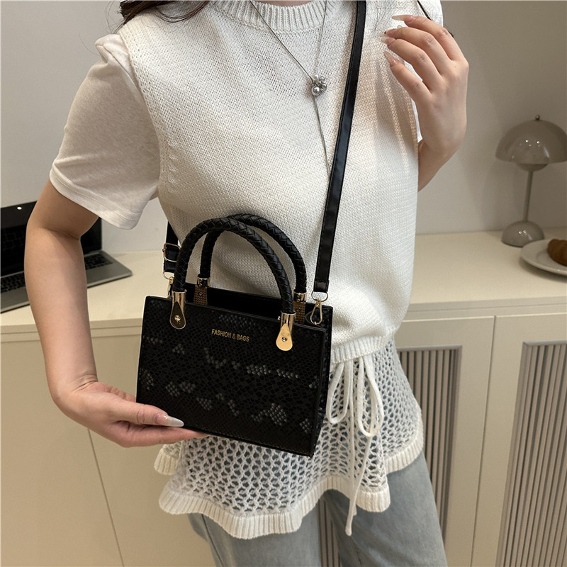 This is a new Spring/Summer 2025 Korean-style fashionable and trendy small square bag with a simple and casual texture. It is a crossbody bag Specification drawing