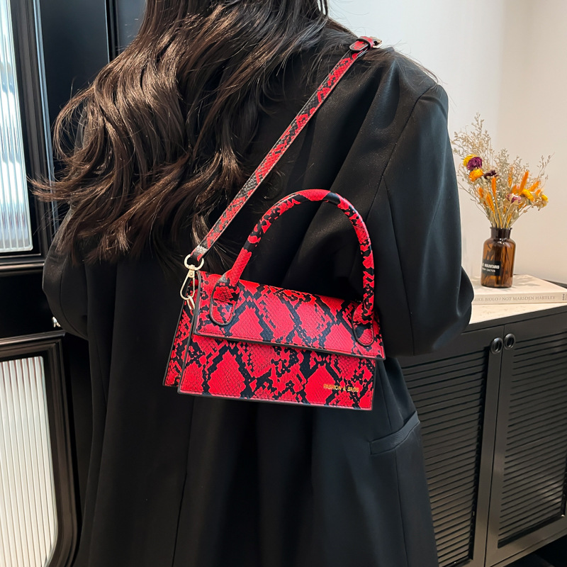 Fashionable, individual, trendy and casual hand-held small square bag for women, a new summer 2025 trendy, simple and stylish single-shoulder crossbody bag full figure