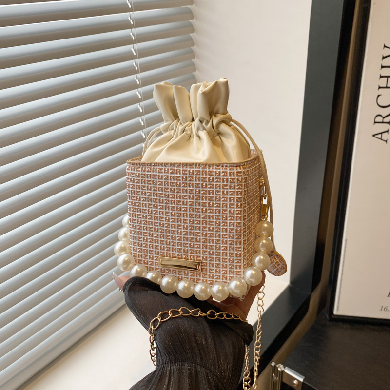 The 2025 new pearl chain bucket bag is a niche design for women with a high-end feel. It is a mini phone bag that can be carried diagonally on one shoulder or by hand full figure