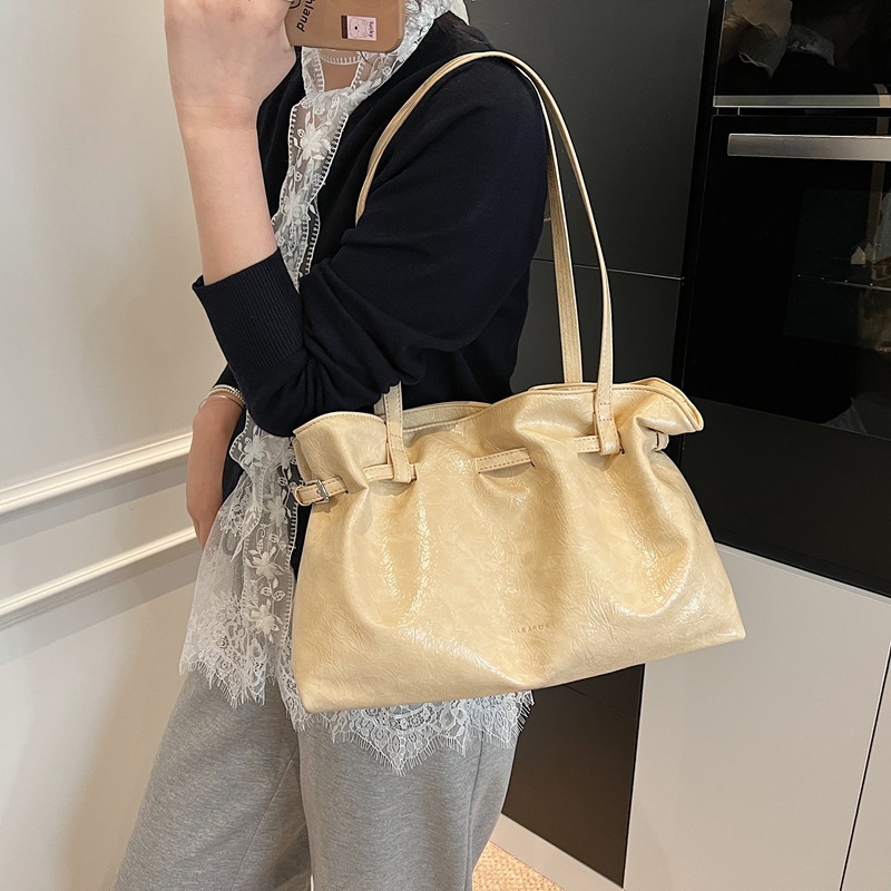 The 2025 new niche pleated hand-held underarm bag, a Korean-style commuter tote bag for women, and a retro, simple and versatile single-shoulder bag Specification drawing