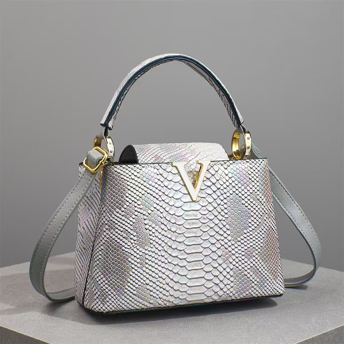 High-end quality handbag for women, 2025 new commuter bucket bag, women's bag, summer hand-held small handbag Application Scenario