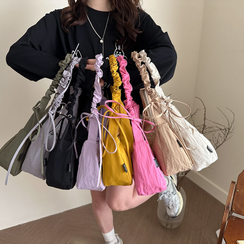 Summer large-capacity pleated drawstring shoulder strap dumpling bag for women, casual and versatile, suitable for class and commuting, single-shoulder crossbody large bag Application Scenario