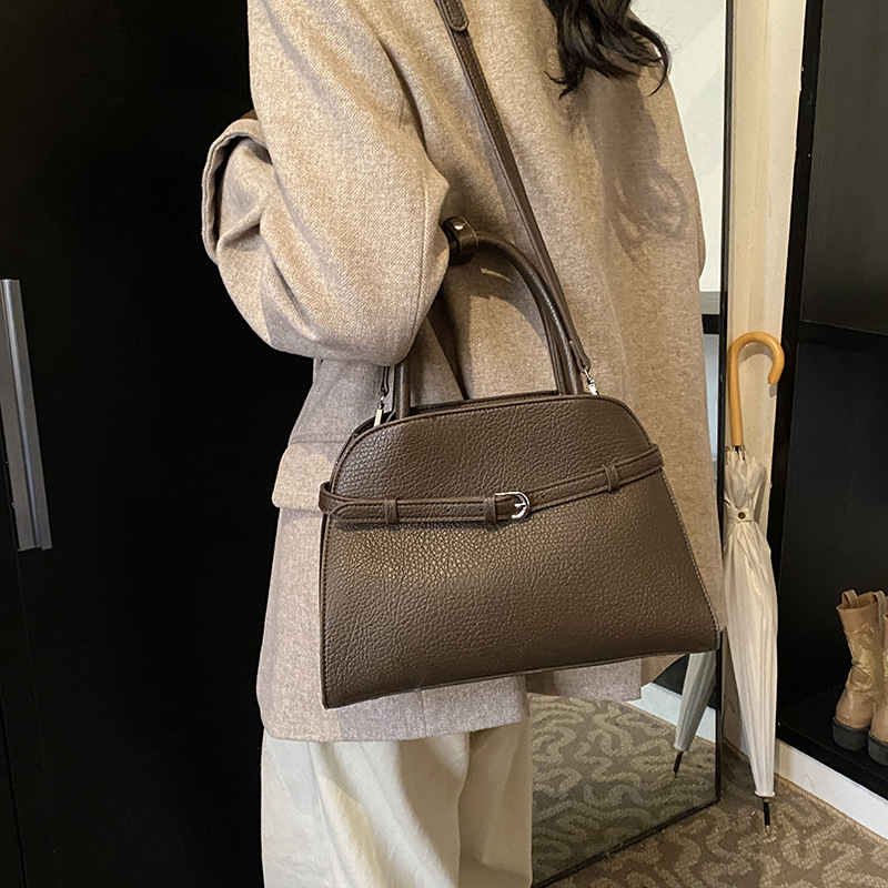 A new large-capacity casual and versatile single-shoulder bag for women in the Korean version of a fashionable briefcase, suitable for 2024 commuting crossbody women full figure