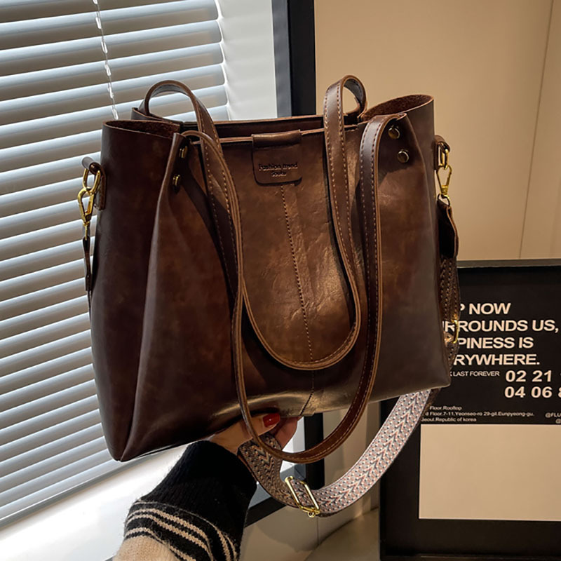 Large-capacity women's 2024 Korean version new high-end texture solid color crossbody bag wide band handbag trendy tote bag full figure