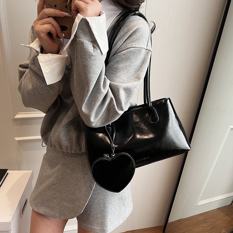 High-end, fashionable, versatile and simple bag for women 2025 new style, retro and stylish casual single-shoulder hand-carry underarm bag Application Scenario