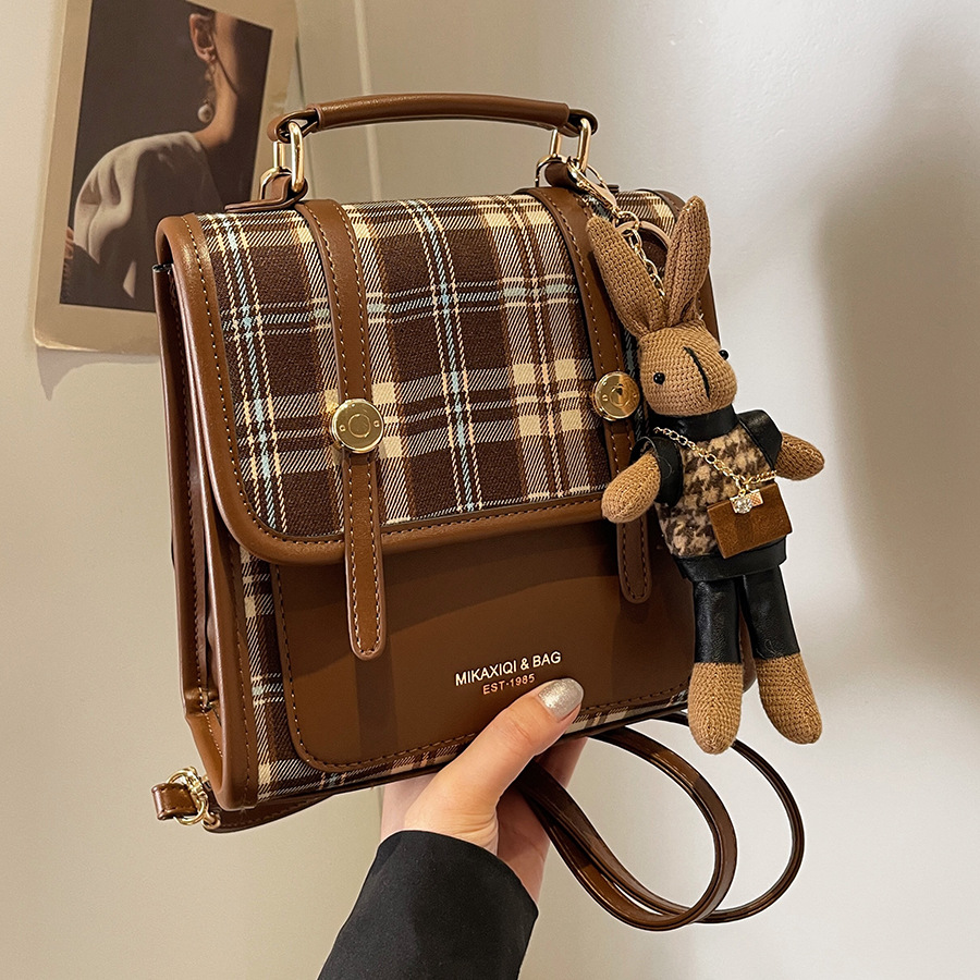 Retro color-blocking fashion student bag 2024 new trendy casual backpack, niche high-end quality versatile women's bag full figure