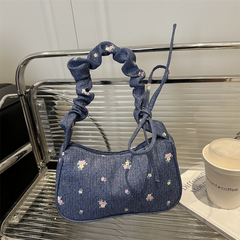 The pleated small bag is a cute and fresh Korean style fashion and versatile single-shoulder crossbody bag. It's a lovely strawberry hand-held women's bag full figure