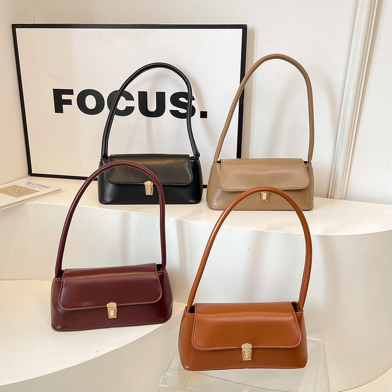 New 2025 Women's simple, fashionable, retro lock, large capacity, elegant hand-held, single-shoulder baguette, underarm bag Application Scenario