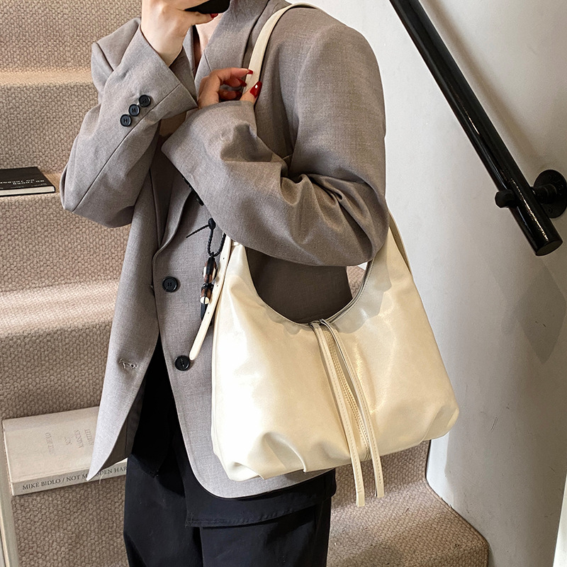 A retro rustic underarm bag for women, a new laid-back, fashionable and casual Korean-style tote bag with a large capacity crossbody bag Application Scenario