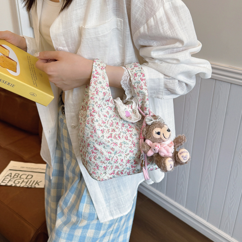 Korean large-capacity floral bag for women, 2025 new pleated cloud bag, a niche dual-purpose tote commuter crossbody bag Application Scenario