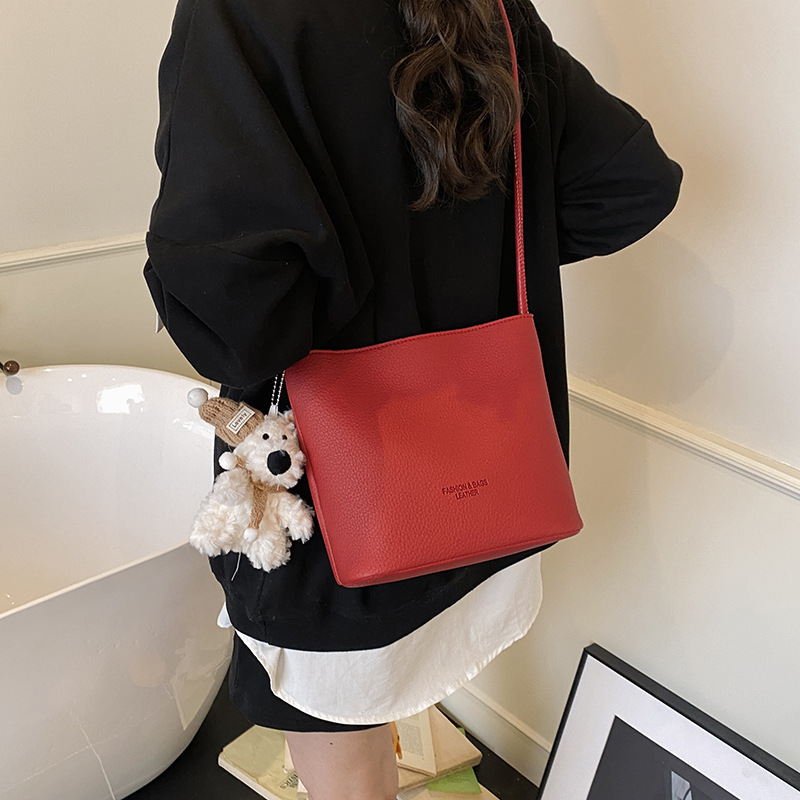 A trendy and fashionable 2025 Korean underarm bag for women with lychee patterns and a versatile Instagram crossbody bag details Picture