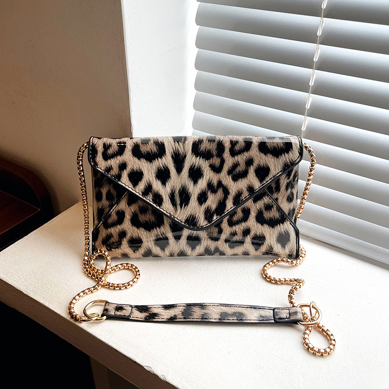 Leopard print women's bag 2025 New style fashionable and versatile single-shoulder crossbody bag, stylish and retro chain envelope bag, mobile phone bag for women full figure