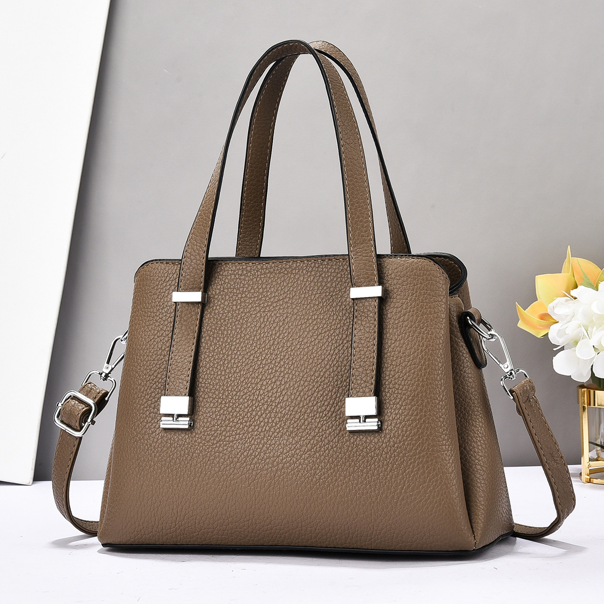 Cross-border women's bag, large-capacity handbag, high-end and versatile, fashionable commuting crossbody bag, new elegant mom bag for women Application Scenario