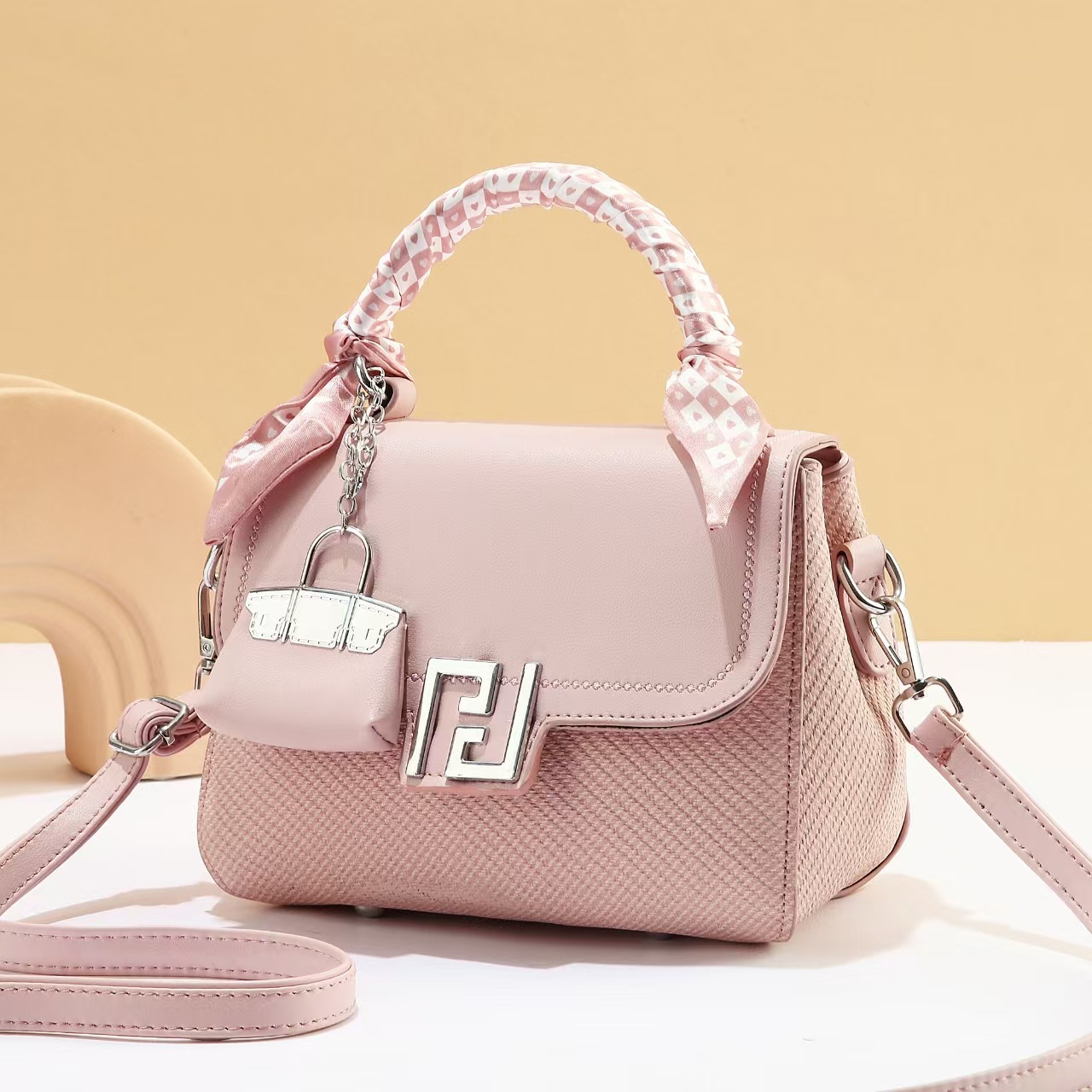 Spring women's versatile bag, summer new single-shoulder bag, fashionable small square bag, Korean-style commuting niche high-end women's bag Application Scenario